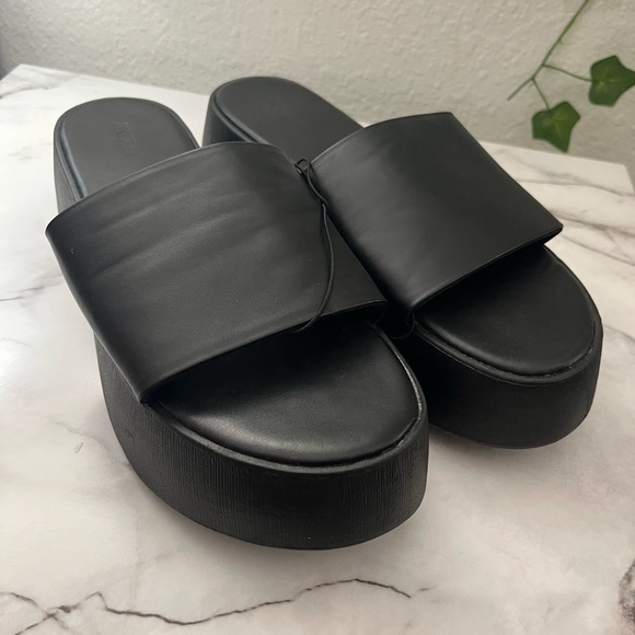 Forever 21 Shoes - Forever 21 platform sandals